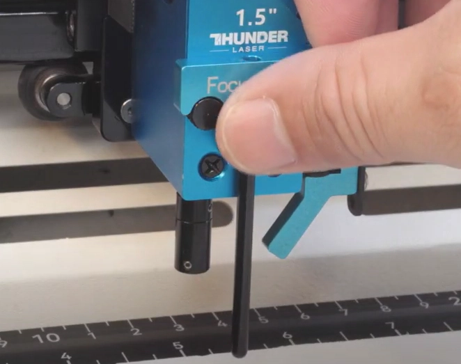 Correct position of the Bolt manual focus tool